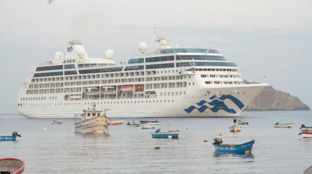 Uno de los cruceros noruegos en la Bahía de Santa Marta.