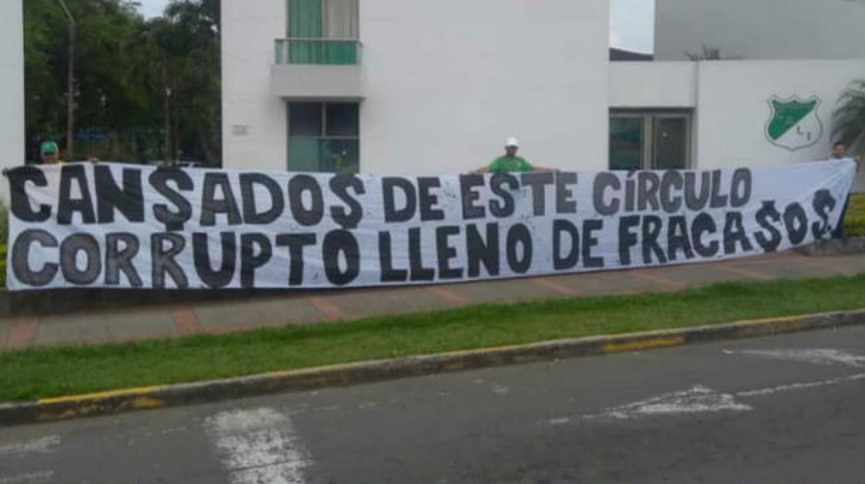 Una de las pancartas que llevaron los hinchas.