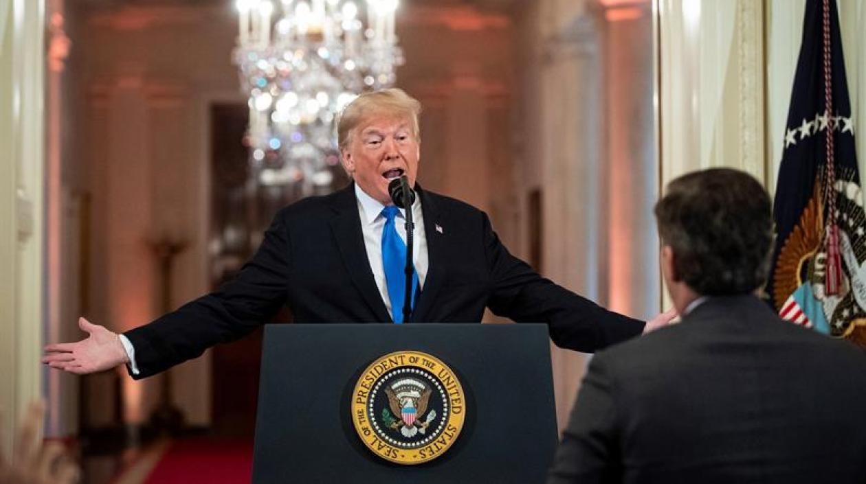 El presidente Donald Trump increpa a Jim Acosta, corresponsal de la CNN.