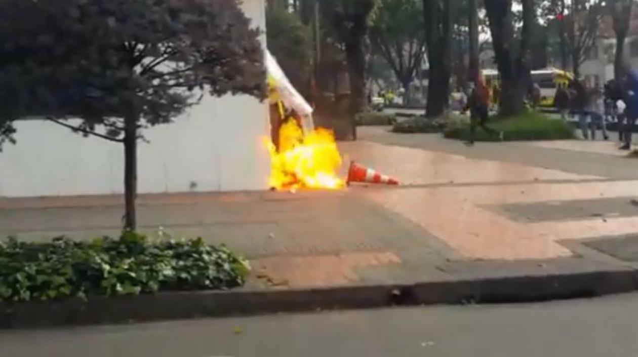 Bomba incendiaria lanzada por encapuchados