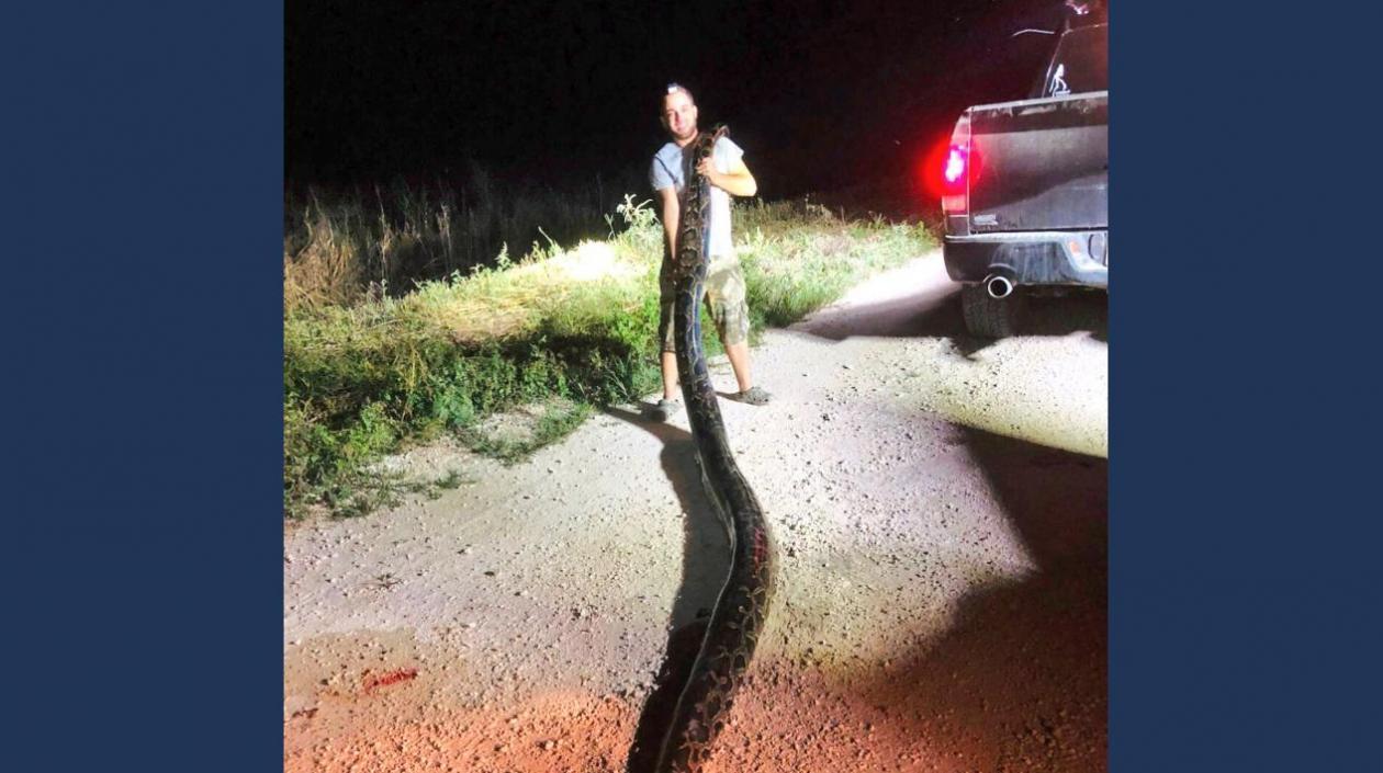 Kyle Penniston con la pitón cazada.