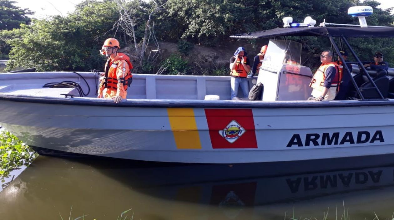 Miembros de la Defensa Civil y la Armada Nacional.