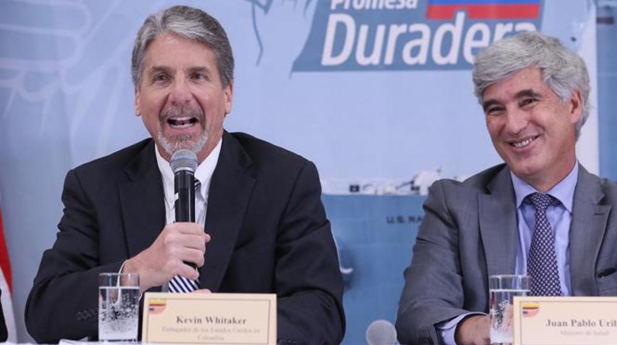 El embajador de Estados Unidos en Colombia, Kevin Whitaker y el Ministro de Salud, Juan Pablo Uribe.