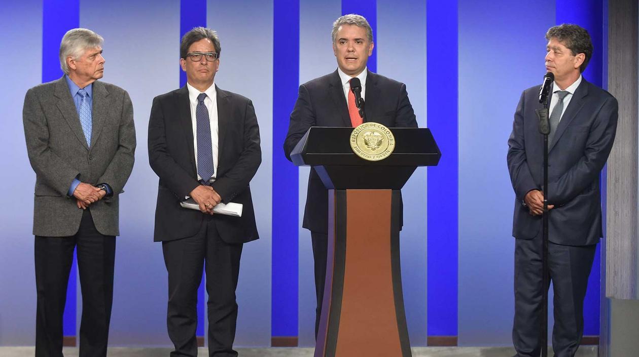 Presidente Duque, al centro, y a la izquierda, Jorge Humberto Botero  Presidente del Consejo Gremial Nacional; el Ministro de Hacienda, Alberto Carrasquilla, y el Presidente de la ANDI, Bruce MacMaster.