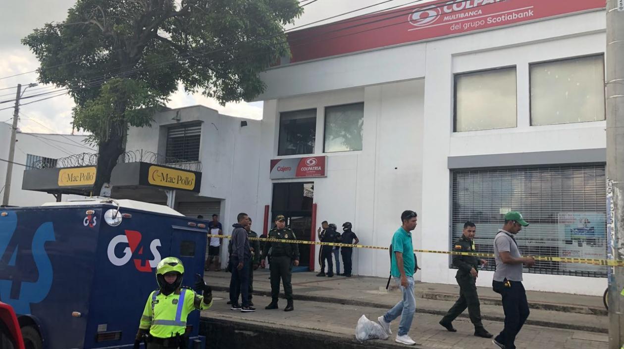 Afueras del banco Colpatria, frente a la estación Joaquín Barrios Polo