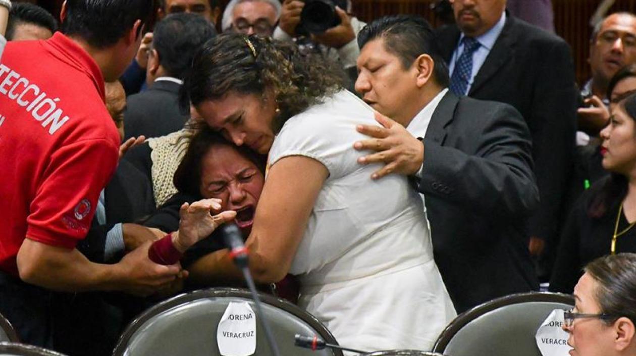 diputada Carmen Medel Palma, del Movimiento Regeneración Nacional (Morena), luego de que recibiera la noticia de que su hija había sido asesinada. 