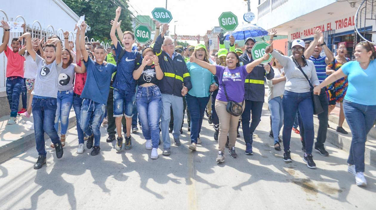 El alcalde de Soledad Joao Herrera, en la inauguración de un kilómetro de vía en Las Colonias