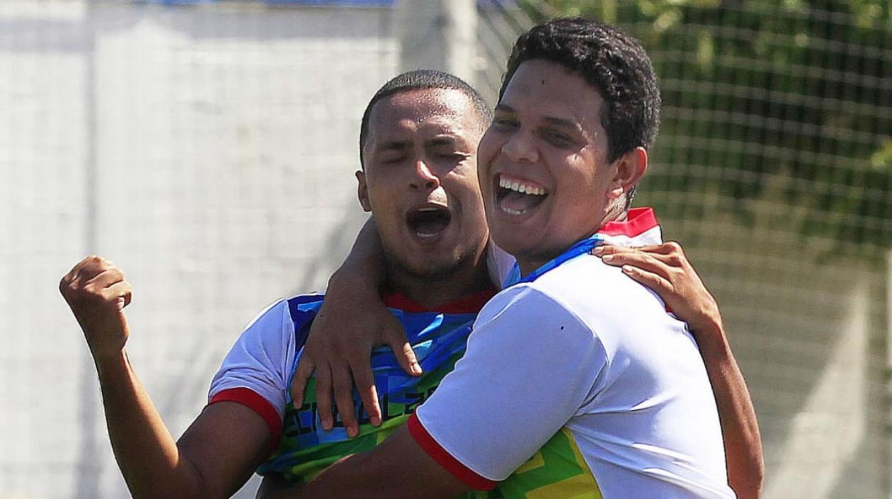 Osvaldo Ruiz Madachi celebra la anotación con Breiner Arteta, del equipo Acord Atlántico. 