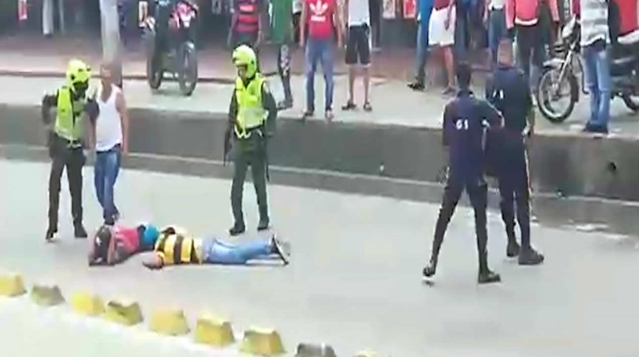 momento exacto en que los guardias de seguridad de un carro transportador de valores reducen y tiran al suelo a dos adolescentes de 17 años