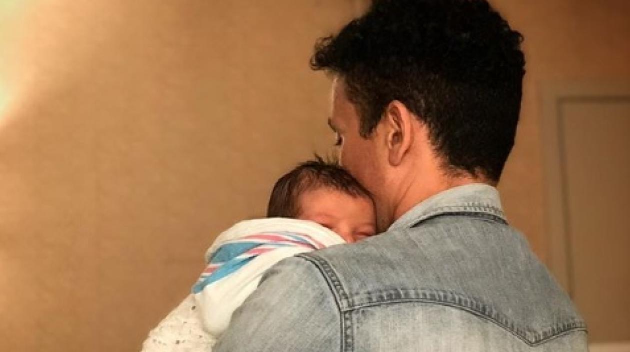 El cantante Fonseca y su hijo Agustín.