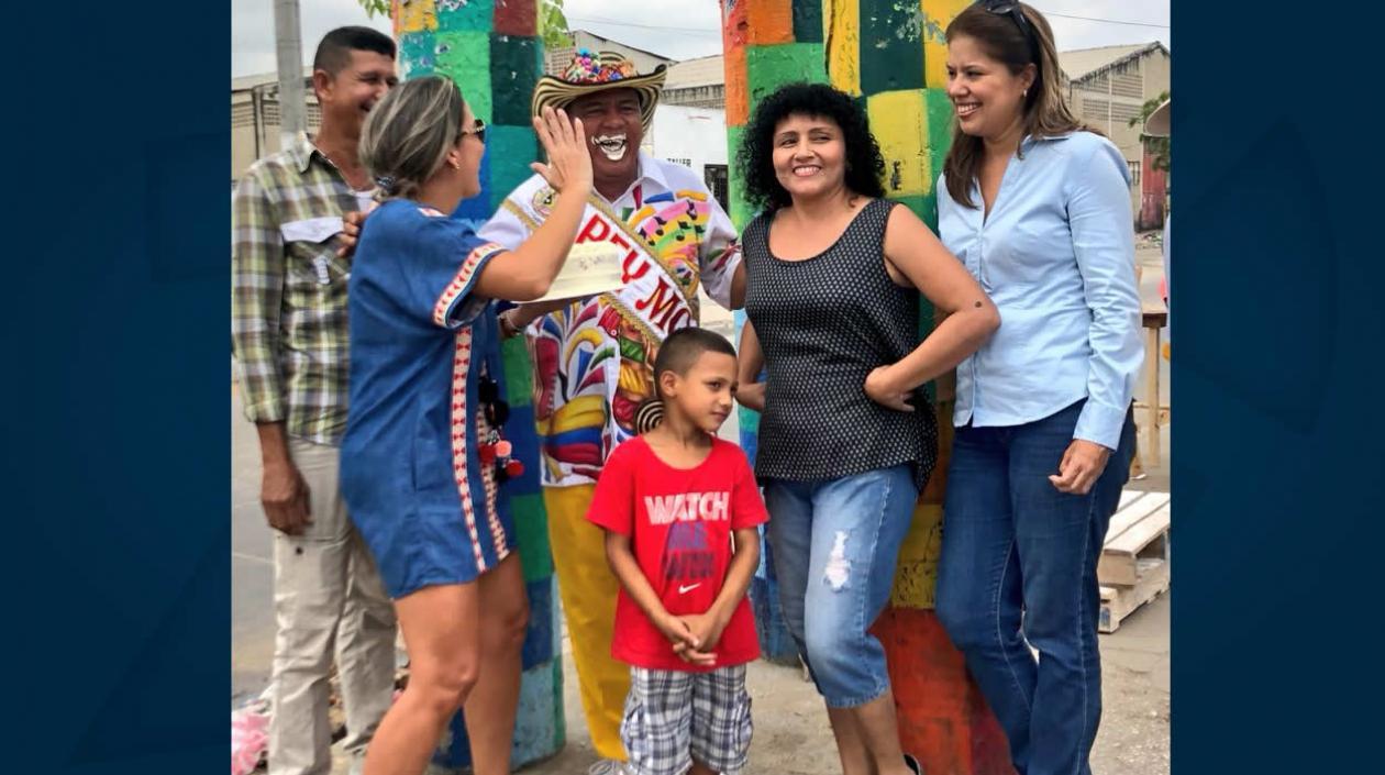 El Rey Momo con Susana De León, Sally Andy Godoy y la arquitecta Diana Escorcia.