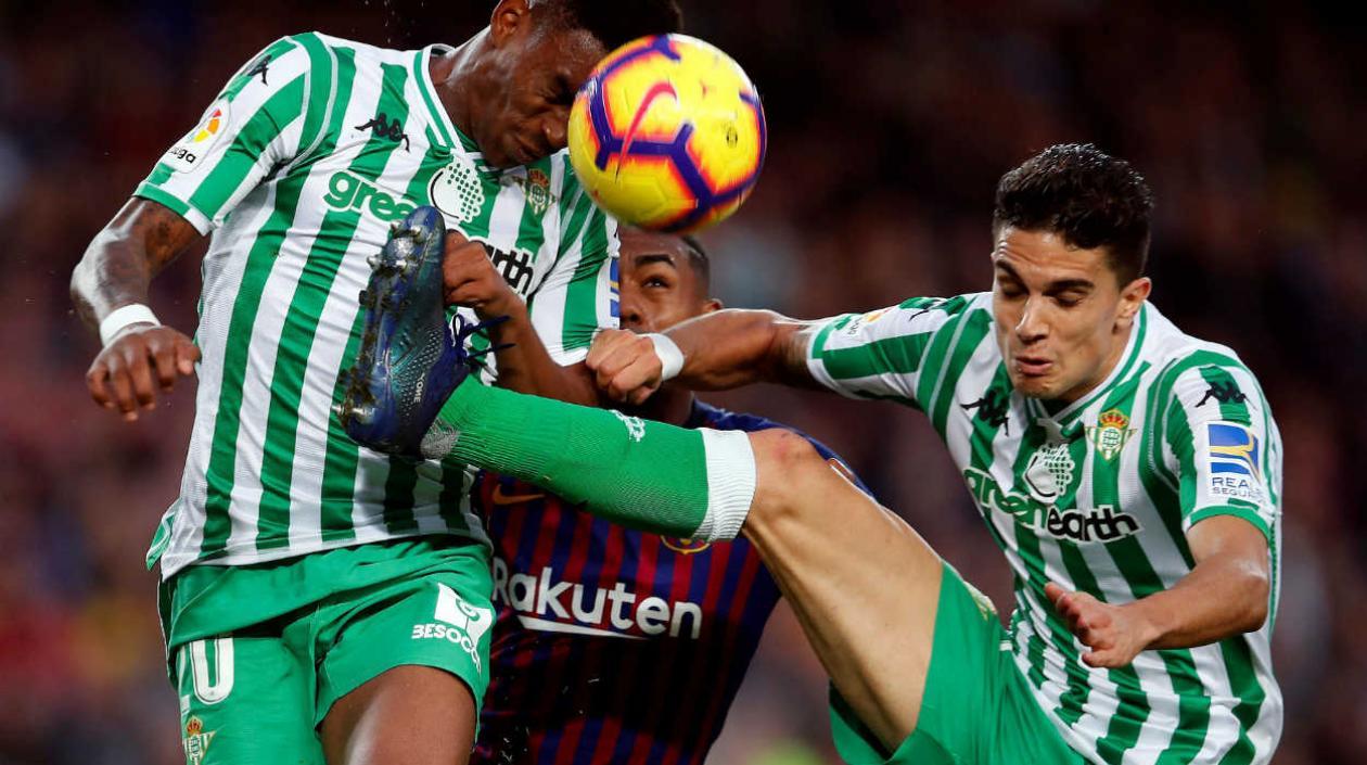 El delantero brasileño Malcom Filipe Silva de Oliveira (c), del Barcelona, y el defensa del Betis Marc Bartra, y el defensa del Betis Junior Firpo.