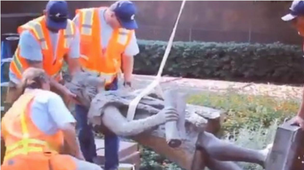  Estatua de Cristóbal Colón fue quitada del lugar que ocupaba hace 45 años.