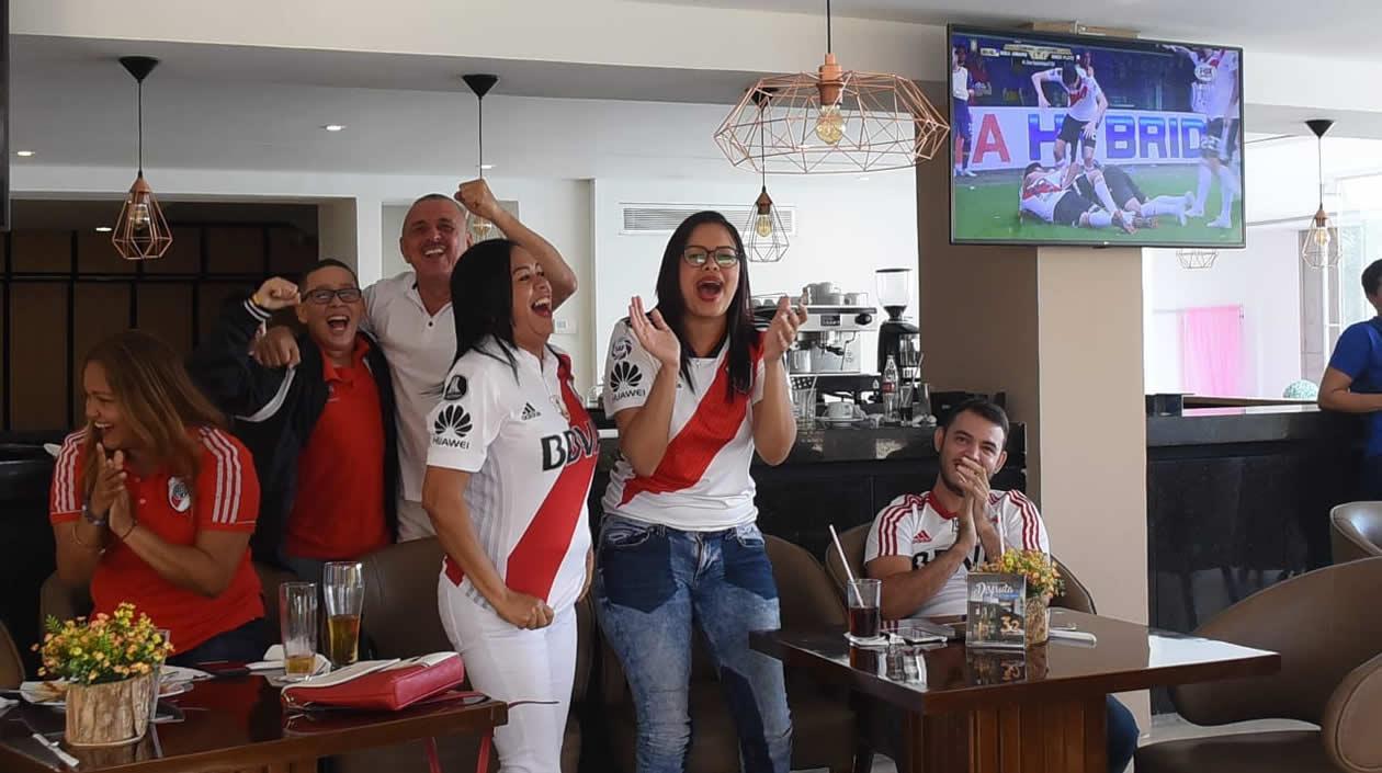 Familia de Santos Borré observa el partido Boca - River