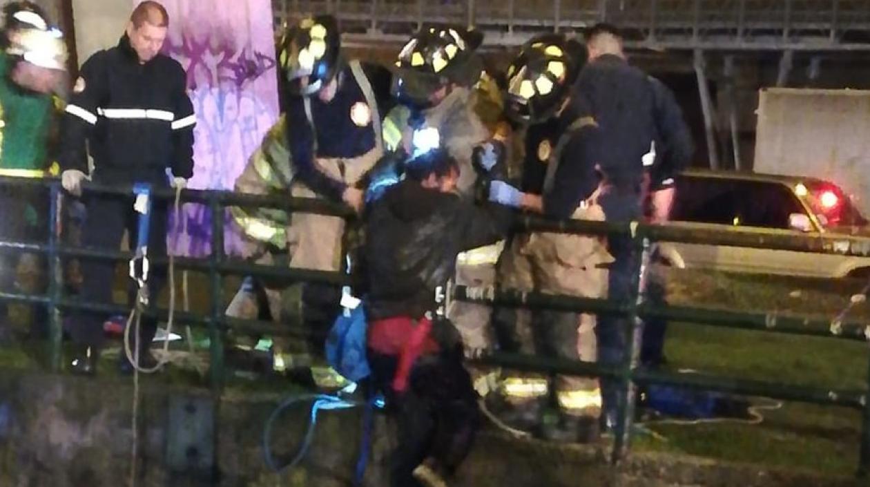 Uno de los habitantes de la calle rescatado por los bomberos.