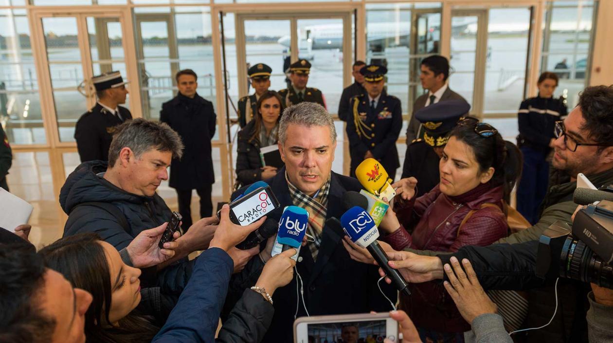 A su llegada a París, el Presidente ofreció una declaración en la que exigió no más terrorismo ni más “ataques al pueblo colombiano” por parte del ELN.