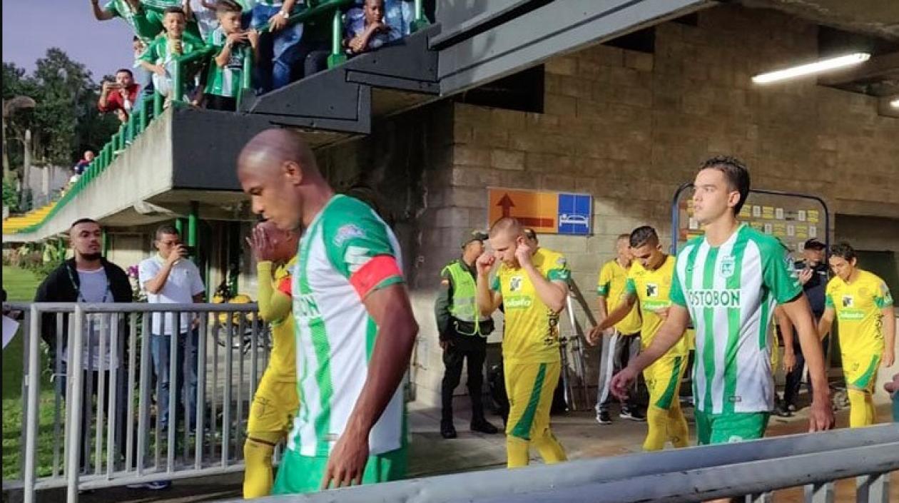 Jugadores de Leones y Nacional saltando al terreno.