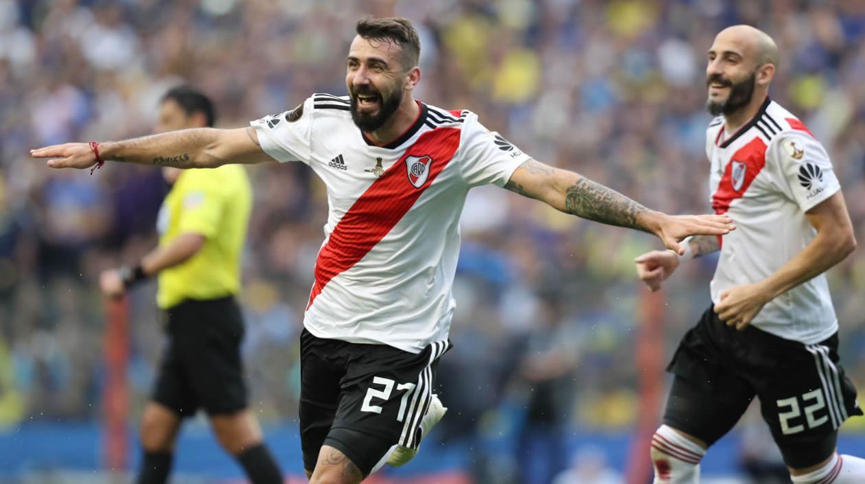 El jugador de River Plate Lucas Pratto celebra el empate de su equipo luego de un autogol de Carlos Izquierdoz