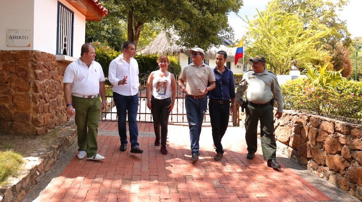 Recorrido de la comisión por los diferentes sitios.