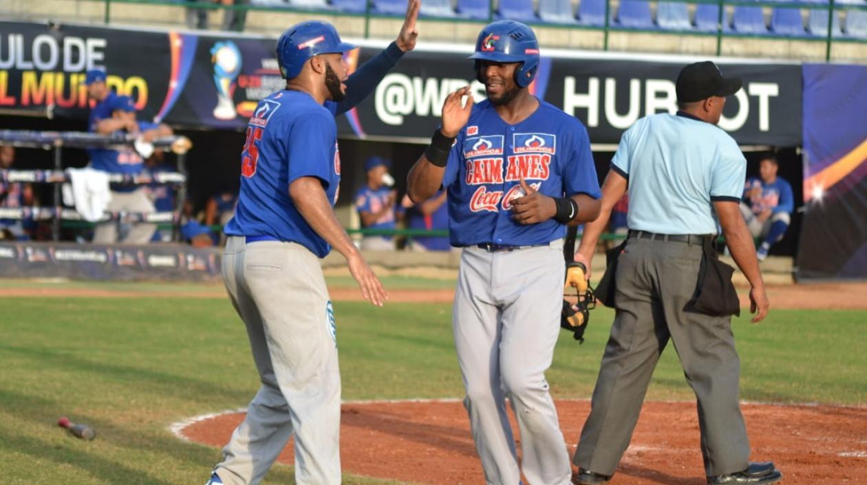 Jhonatan Gálvez y Tommy Thomas celebran un par de anotaciones.