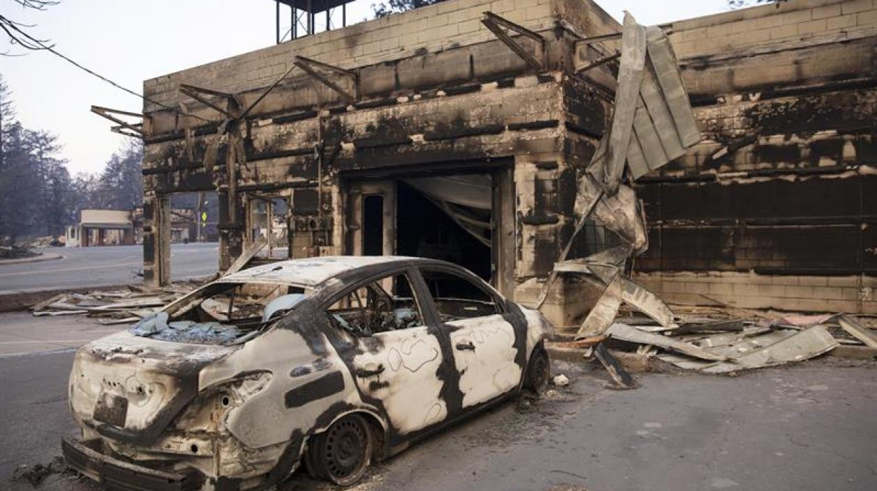 El incendio bautizado como "Camp Fire", además de cobrarse la vida de por lo menos 29 personas y dejar heridos a tres bomberos, ha arrasado viviendas, negocios y cerca de 45.000 hectáreas.