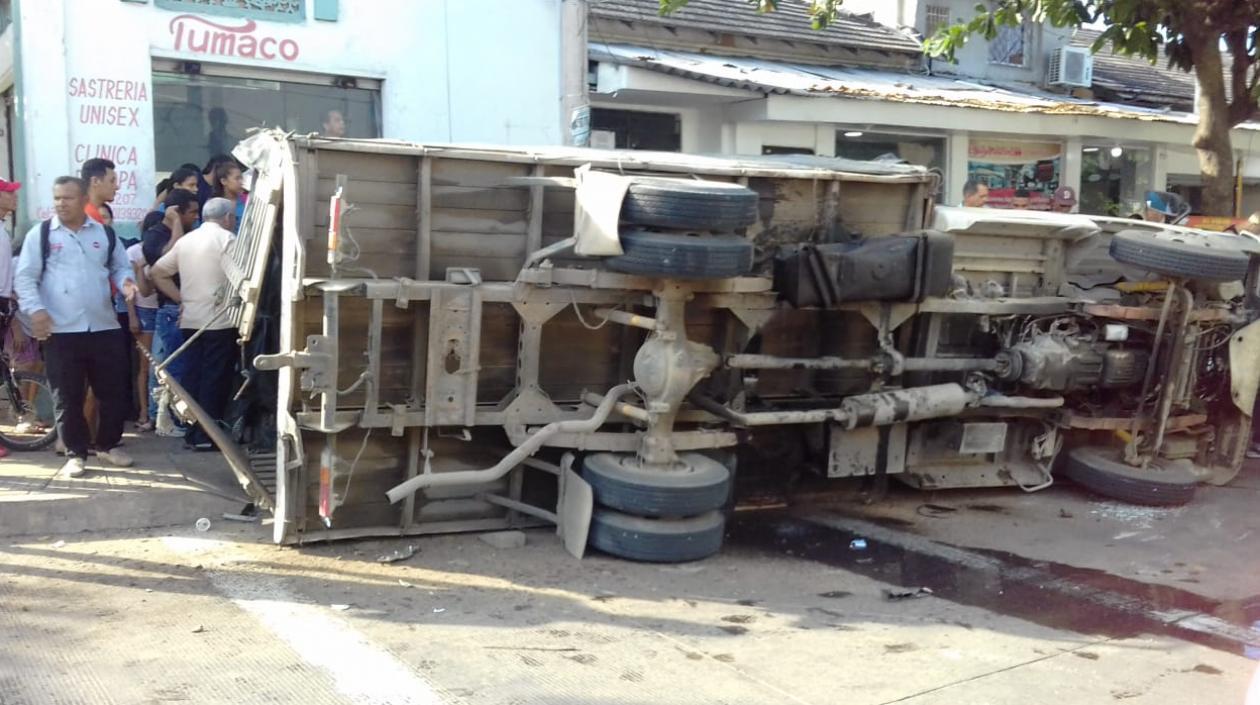 El camión quedó volcado sobre la calle 55.