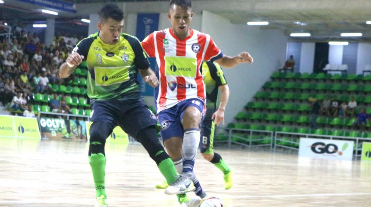 Acción del partido entre Independiente y Leones. 