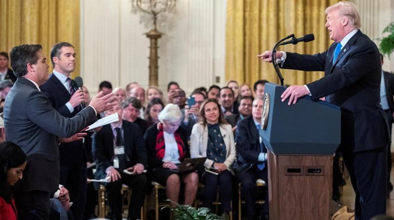 El periodista Jim Acosta y el presidente Donald Trump.