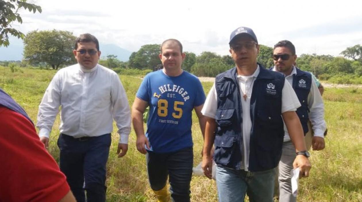 Leonardo Ataya, de suéter azul, en compañía de los miembros de la comisión humanitaria.