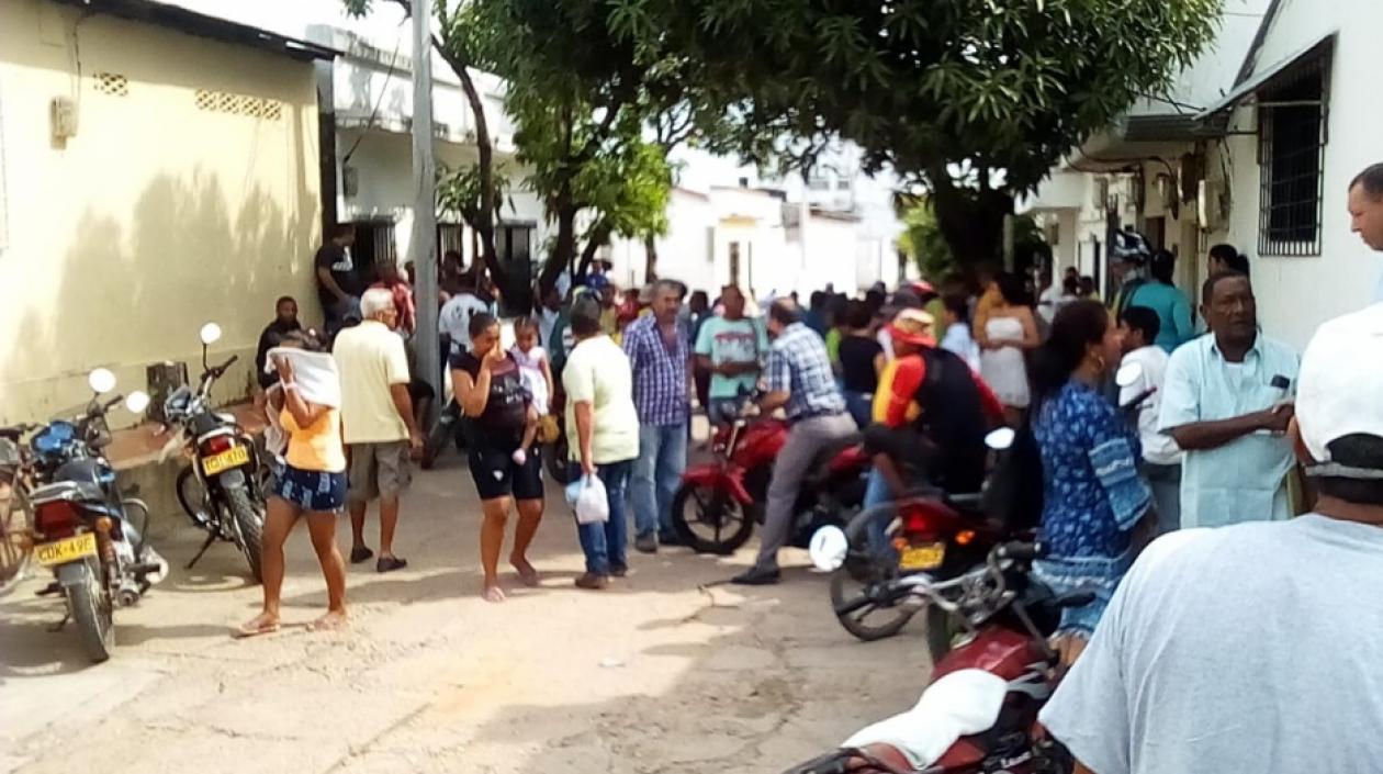 Lugar en donde cayó la mujer muerta en el centro de El Banco.