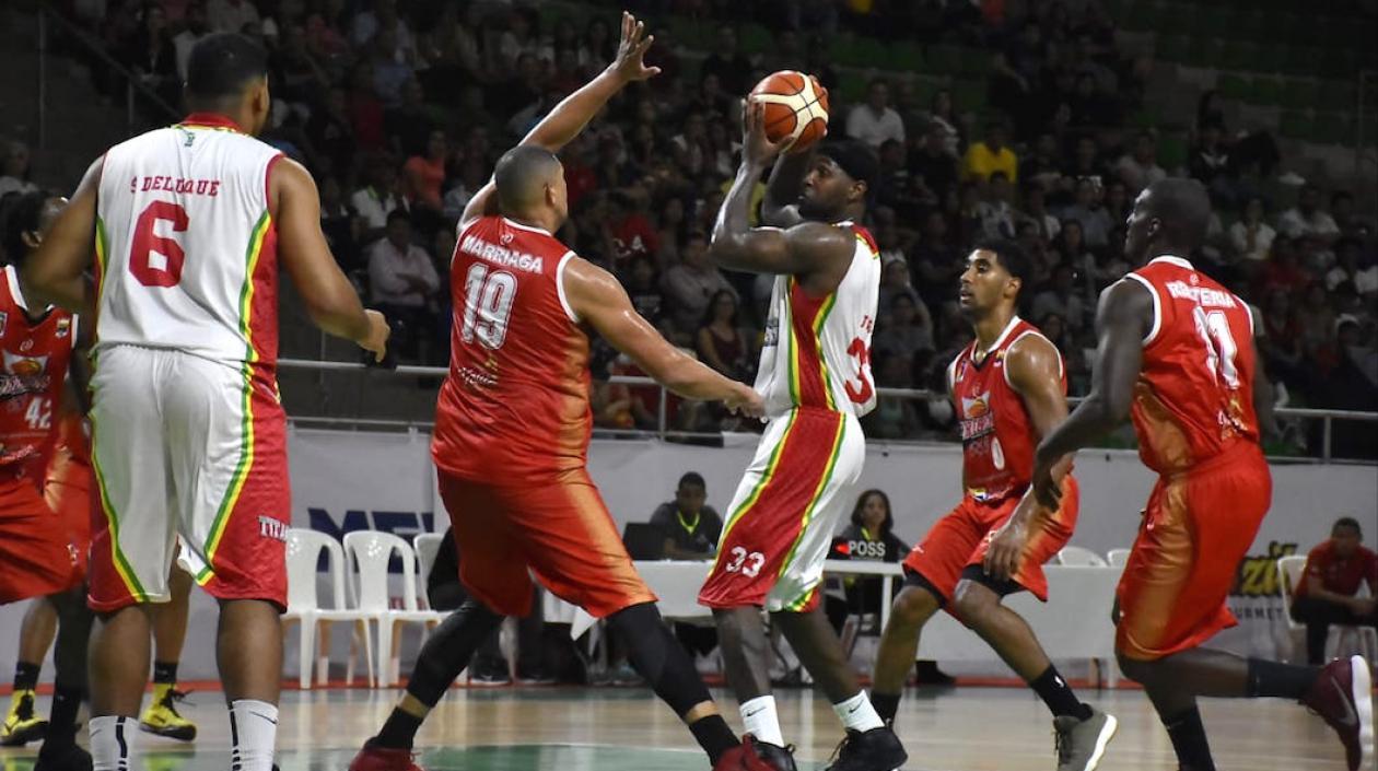 Troy Jones intentando ante la cesta frente a Miguel Marriaga.