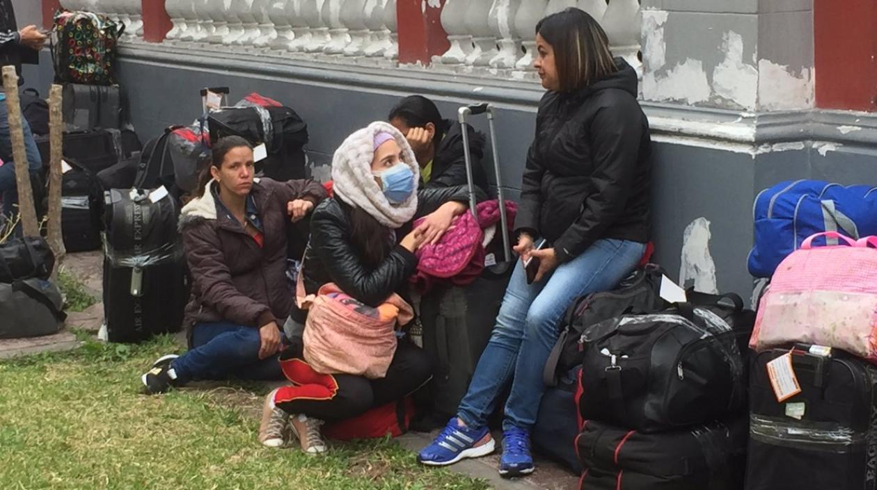 Venezolanos en sede de cancillería.