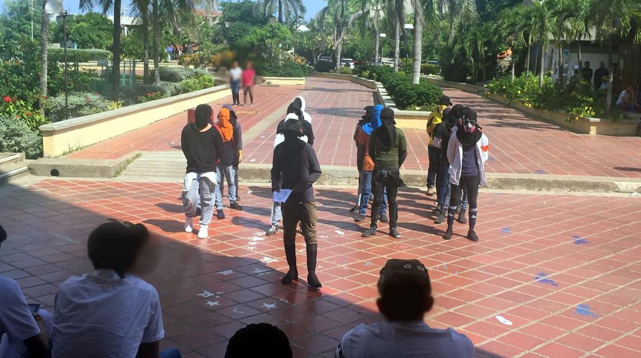 Encapuchados en formación en la Universidad del Atlántico