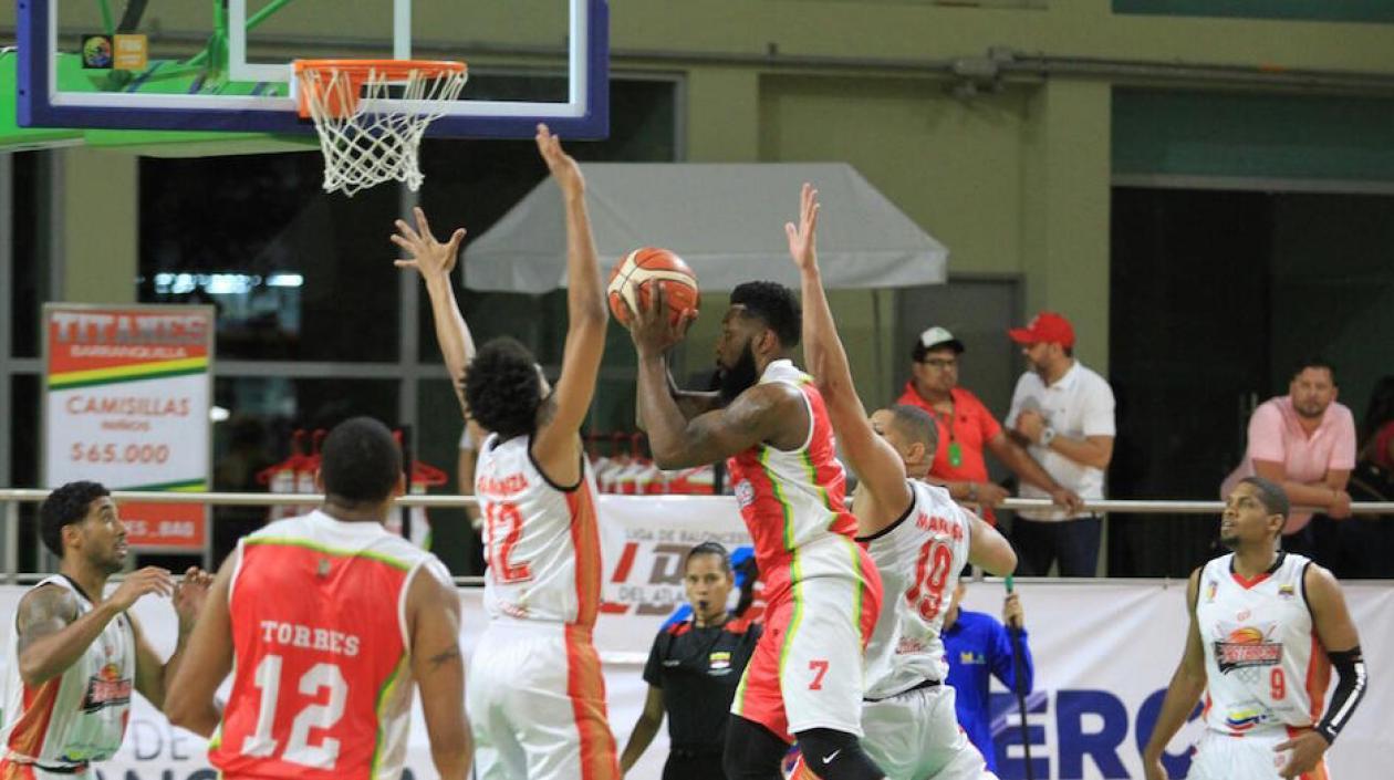 Michael Sneed ensayando una encestada.