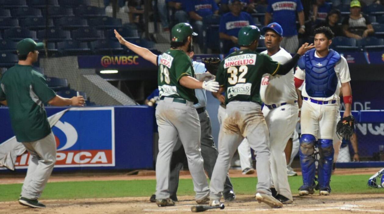 Acción del juego entre Caimanes y Toros. 