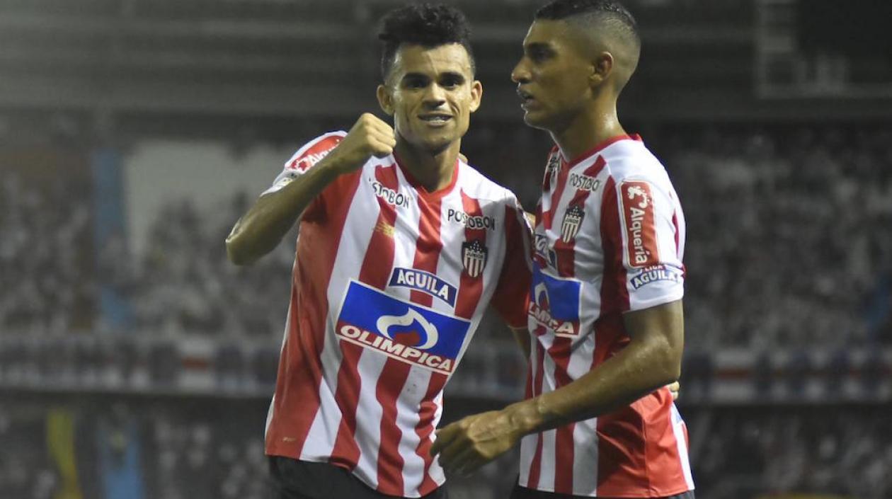 Luis Díaz celebrando el gol con Gabriel Fuentes, para el lente de Zoncero.com.