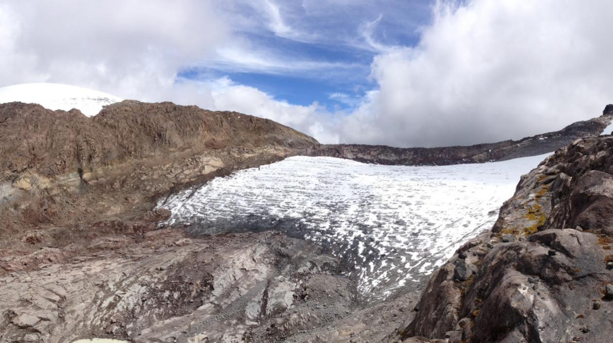 Volcán Nevado Santa Isabel, sector Conejeras. Cumbres centro y norte (domo a la izquierda). Diciembre de 2016. Autor: Jorge Luis Ceballos