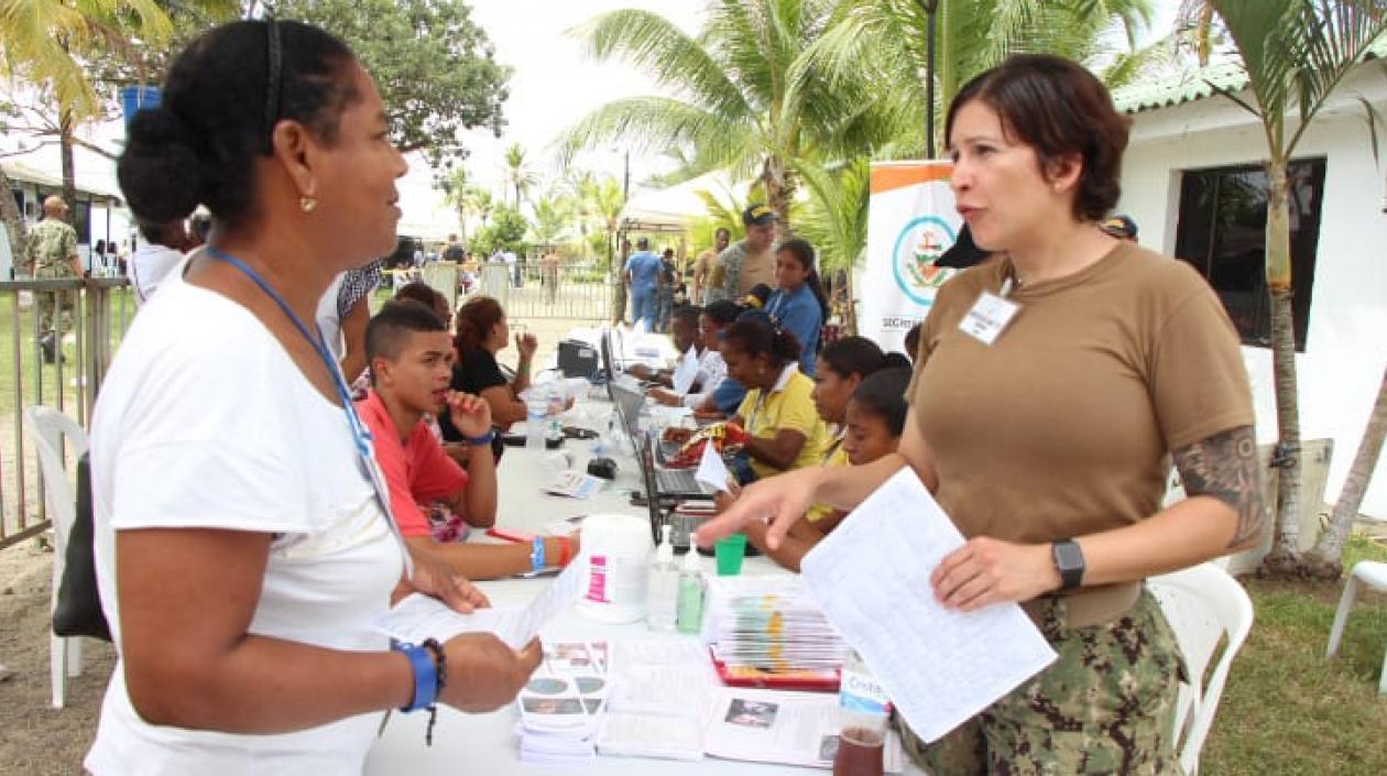Médicos del buque hospital atendiendo a los pacientes.