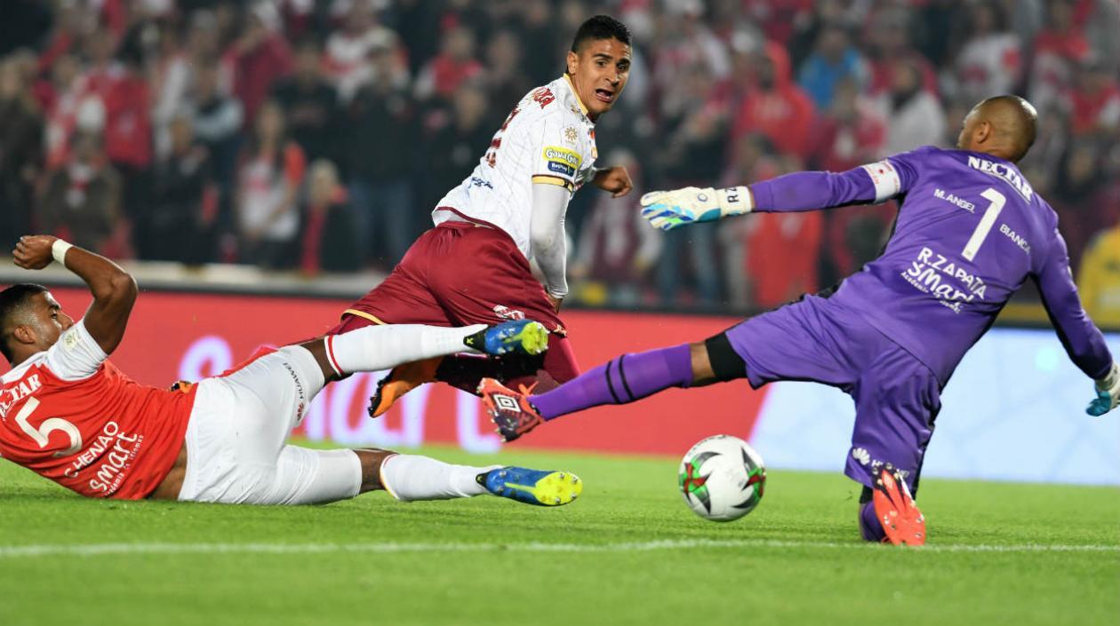 Acción de gol de Daniel Cataño ante Robison Zapata. 