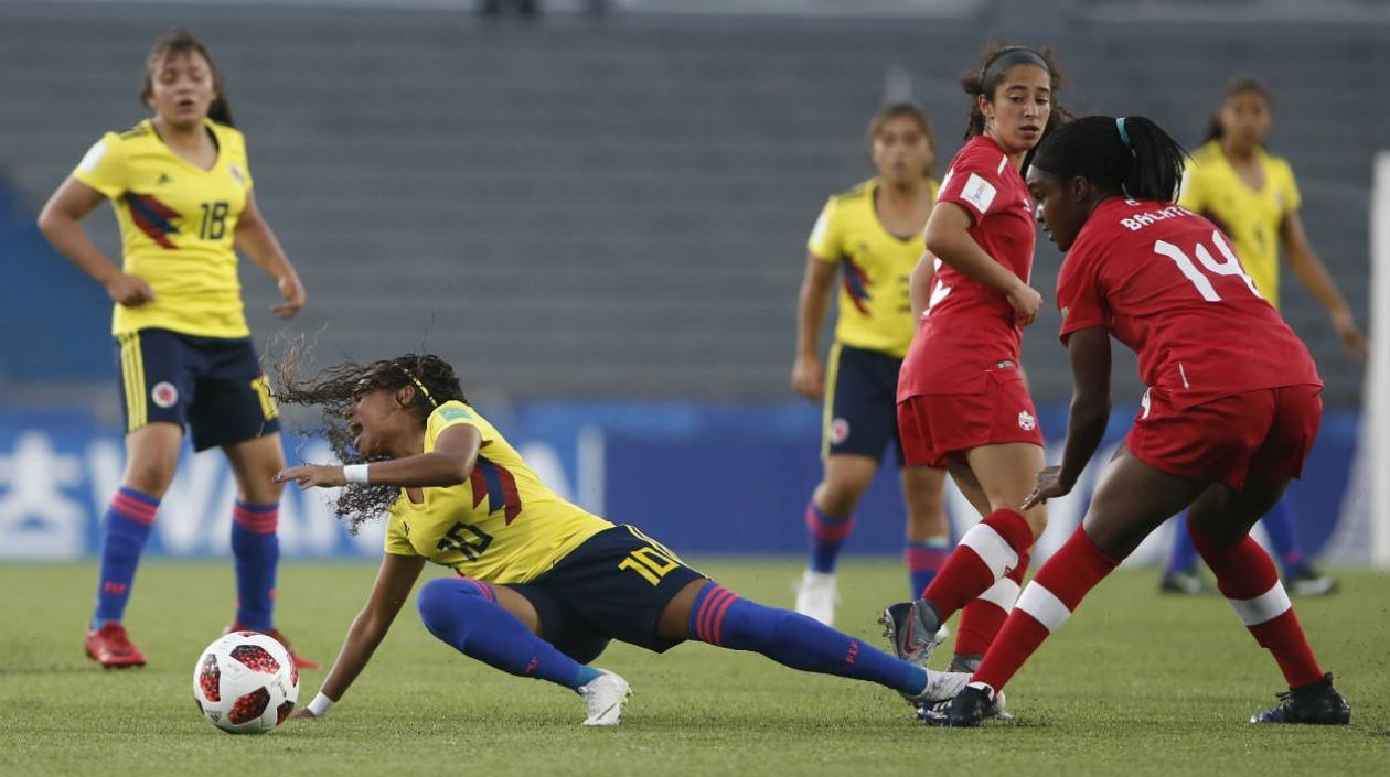 Wayny Balata (d) de Canadá disputa el balón con Maireth Pérez.