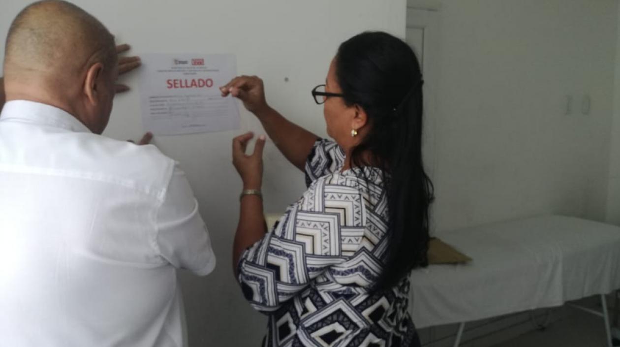 Funcionarios de la Secretaría cerrando el lugar. 