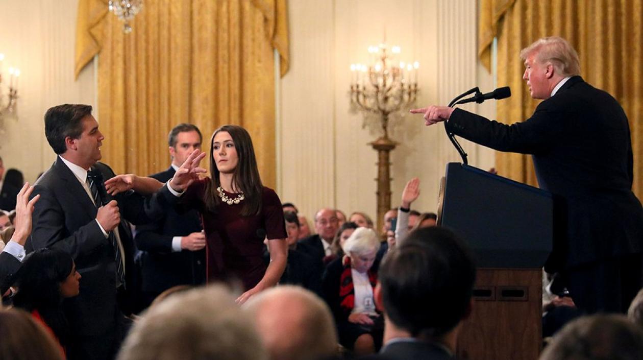 Momento del enfrentamiento entre Jim Acosta y el presidente Donald Trump.