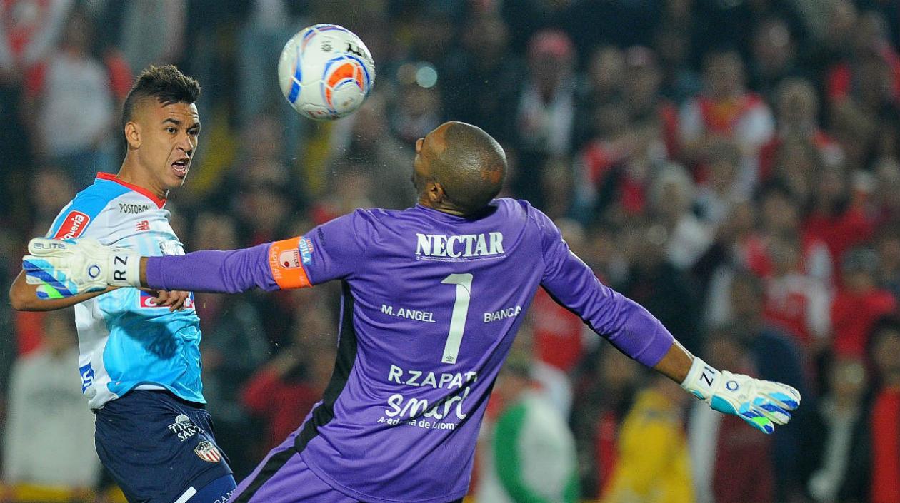 Robinson Zapata ante una jugada de Víctor Cantillo. 