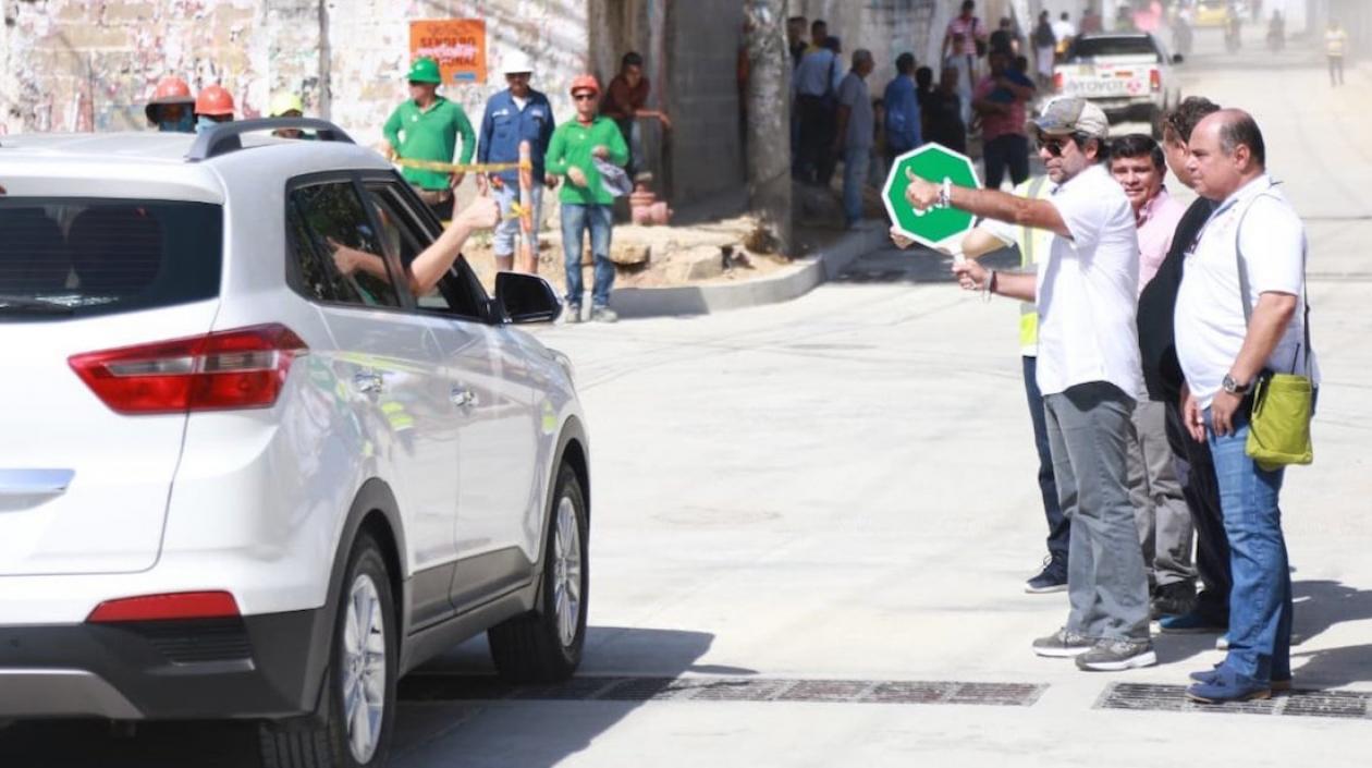 El Alcalde Alejandro Char durante la reapertura de los tramos viales.