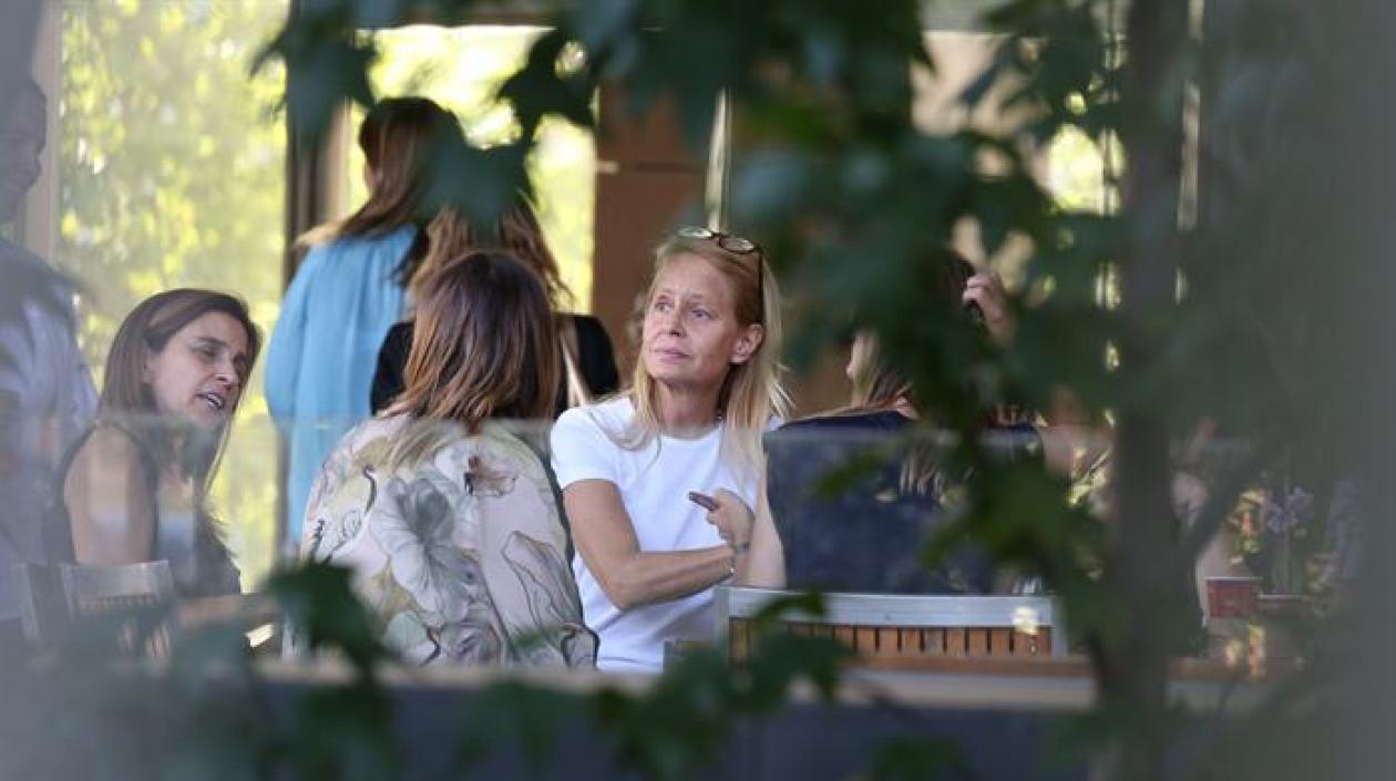  Cecilia Bolocco, en una foto en la clínica donde operaron a su hijo.