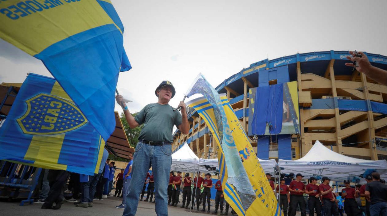 Vendedor de banderas de Boca a las afueras de la Bombonera. 