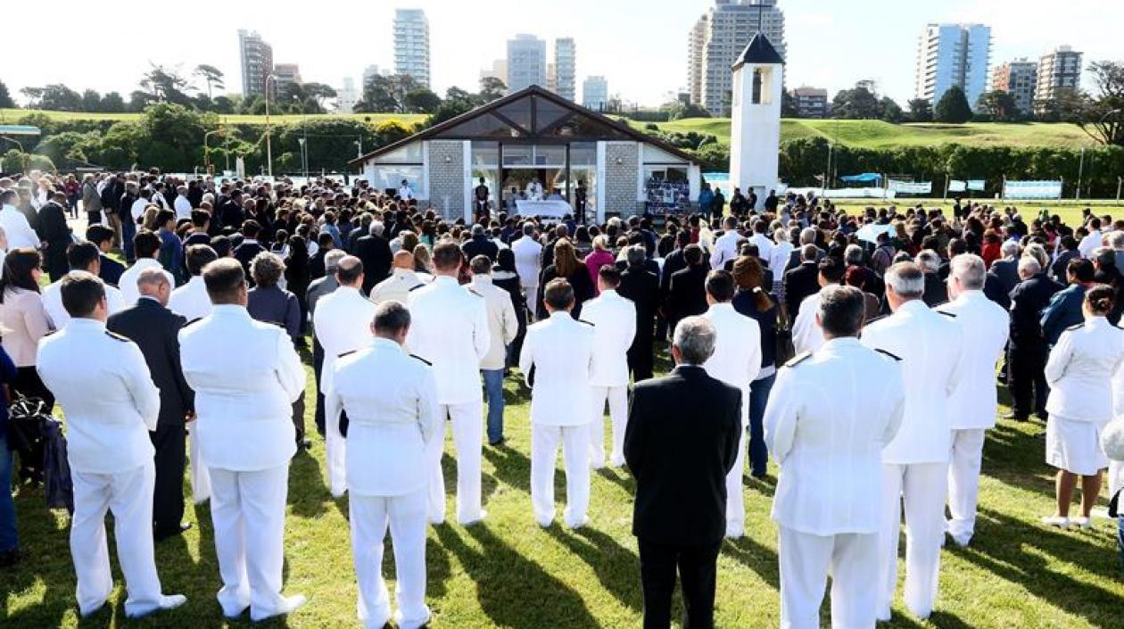 Homenaje de familiares y gobierno a los 44 tripulantes fallecidos.