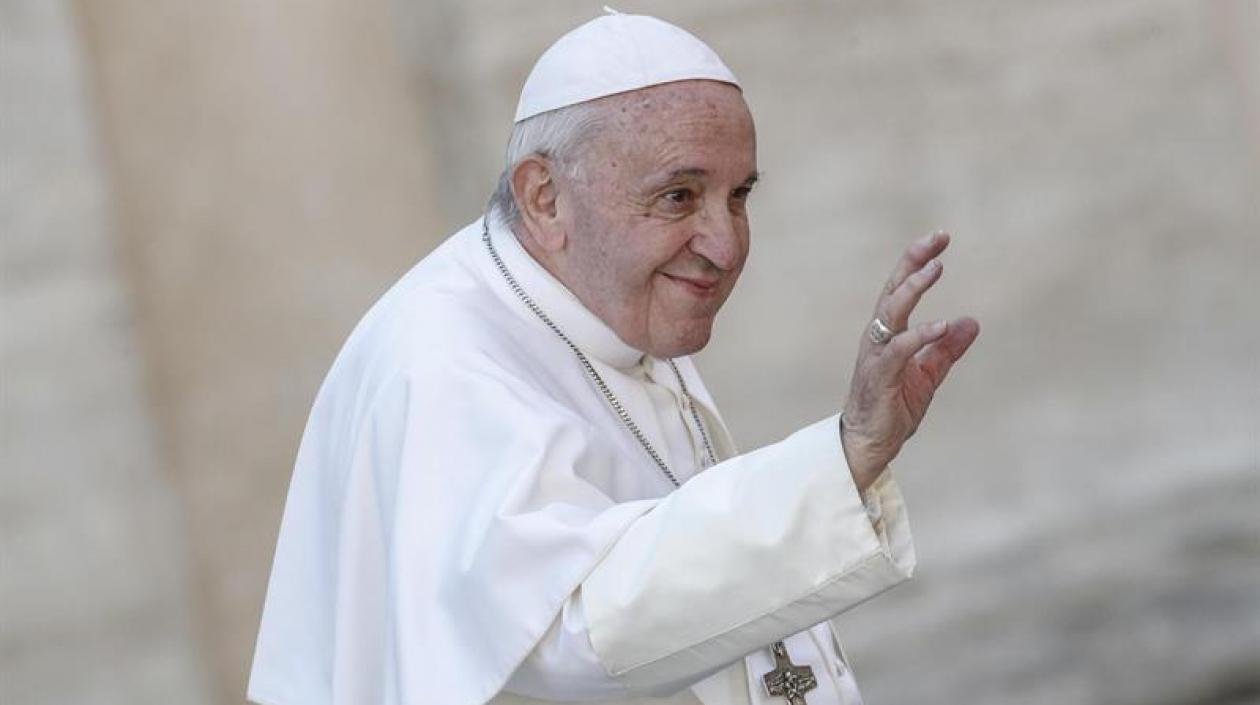 El papa Francisco condecoró hoy a una teóloga y a un arquitecto.