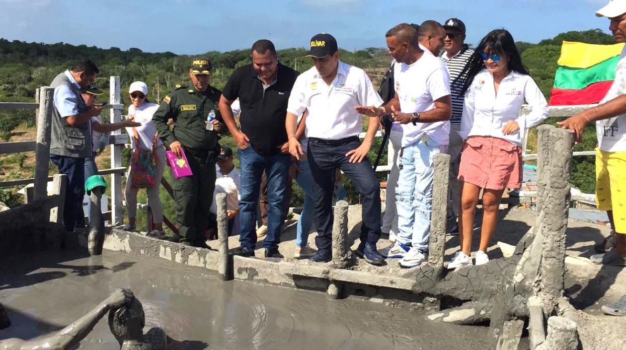 El Gobernador Dumek Turbay y la Directora del Instituto de Cultura y Turismo, Lucy Espinosa Díaz, en el Volcán del Totumo.