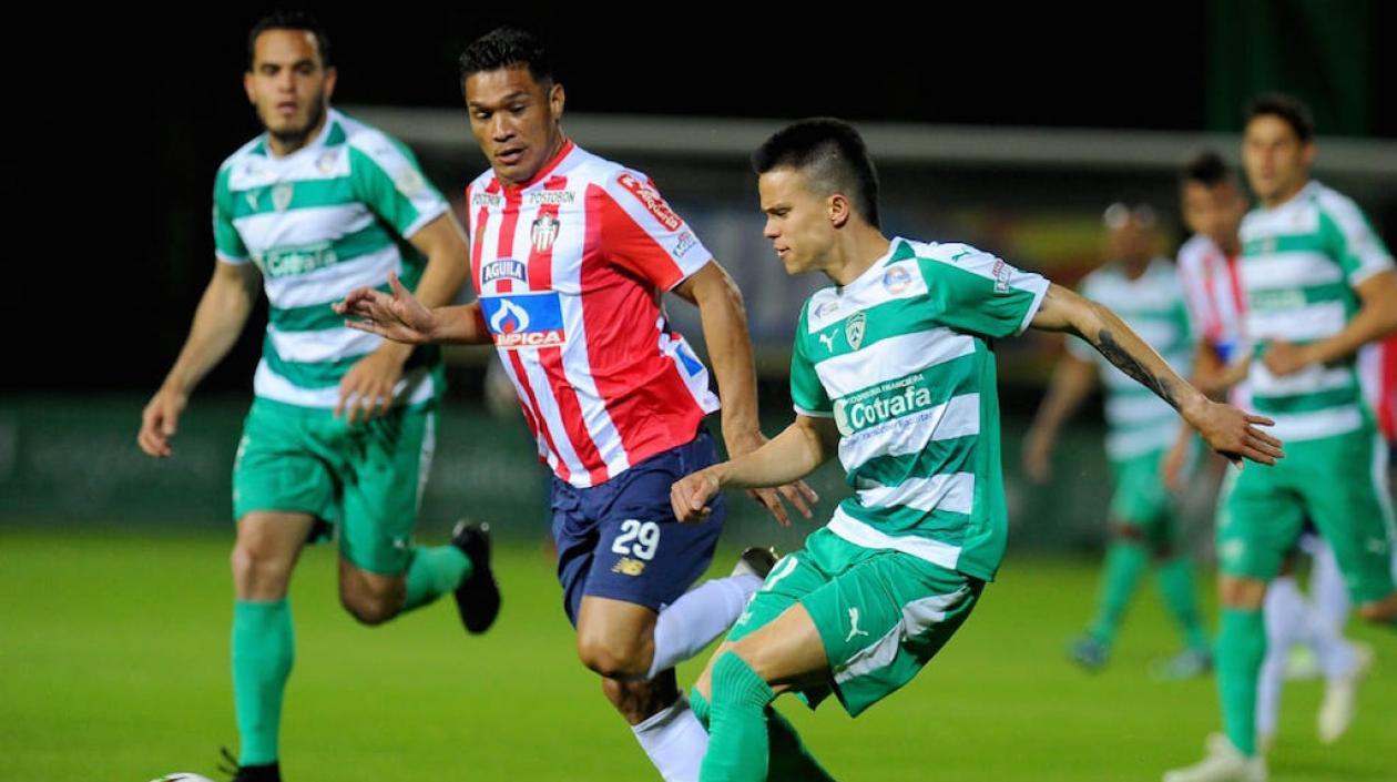 Teófilo Gutiérrez es neutralizado por la defensa 'aseguradora'.